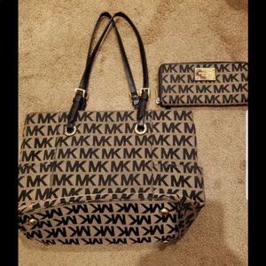 Michael kors medium purse and wallet
